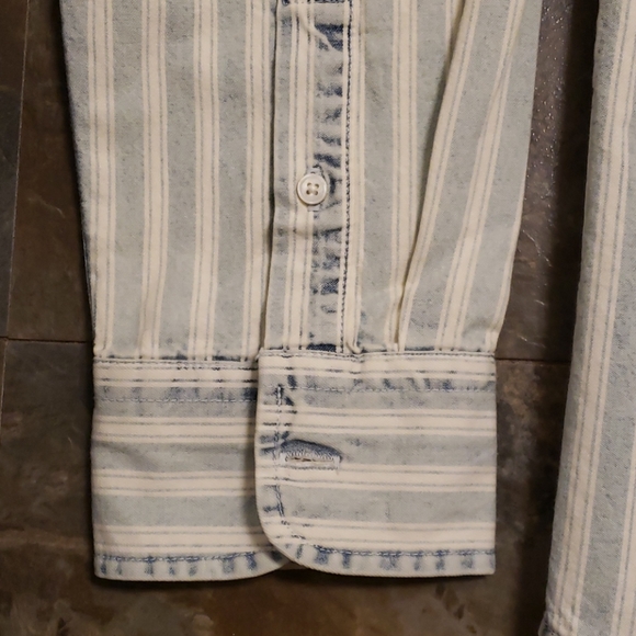 AE Oxford Button-Up Shirt - Picture 4 of 9